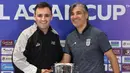 Di final, skuad Garuda Asia akan menantang Iran pada laga yang akan berlangsung di Indonesia Arena, Kompleks Gelora Bung Karno, Senayan, Jakarta, Sabtu (7/2/2026). Tampak dalam foto, pelatih Timnas Futsal Indonesia, Hector Souto (kiri) dan dan Pelatih Timnas Futsal Iran, Vahid Shamsaei, bersalaman usai memberi keterangan terkait laga final Piala Asia 2026 di Indonesia Arena, Kompleks Gelora Bung Karno, Senayan, Jakarta, Jumat (6/2/2026). (Bola.com/M Iqbal Ichsan)