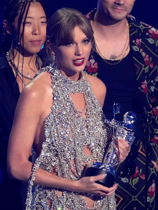 <p>Taylor Swift menerima penghargaan pada ajang MTV Video Music Awards di Prudential Center, Newark, New Jersey, Amerika Serikat, 28 Agustus 2022. Taylor Swift memenangi penghargaan bergengsi 'Video of the Year' untuk All Too Well (10 Minute Version) (Taylor's Version). (Photo by Charles Sykes/Invision/AP)</p>