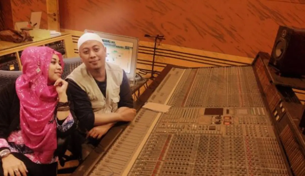 "Ya, Mas Opick melamar saya sampai tiga kali. Lamaran ketiga itu baru orang tua saya menyetujui Mas Opick untuk menikah dengan saya," kenang Dian.  Saat melamar dirinya, Opick tidak memiliki uang lebih dari Rp 1 juta. (dok. Pribadi)