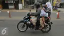 Pemudik menggunakan motor di jalur Cikampek, Jawa Barat, Minggu (3/7). Meski mendekati hari lebaran, arus lalu lintad di jalur Cikampek menuju Cirebon masih lancar. (Liputan6.com/Gempur M Surya)