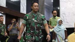 KSAD Jenderal TNI Andika Perkasa memberi keterangan pers terkait taruna Akademi Militer (Akmil) Enzo Zenz Allie di Mabes AD, Jakarta, Selasa (13/8/2019). Andika menyebut pihaknya tetap mempertahankan Enzo sebagai taruna Akmil setelah melakukan penelusuran lebih lanjut. (Liputan6 com/Angga Yuniar)