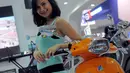  Seorang SPG cantik selalu siap memberikan senyum manisnya pada para pengunjung di arena PRJ yang digelar di Kemayoran, Jakarta sejak Jumat (06/06/14) (Liputan6.com/Faisal R Syam) 