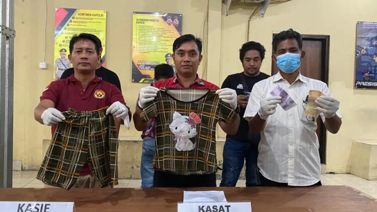 Pparat Polresta Manado saat jumpa pers, Jumat (9/12/2022), mengungkap kasus cabul terhadap dua bocah. .