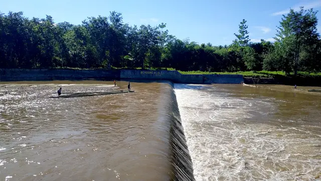 Arung sungai ala penjual bambu (Liputan6.com / Arfandi Ibrahim)