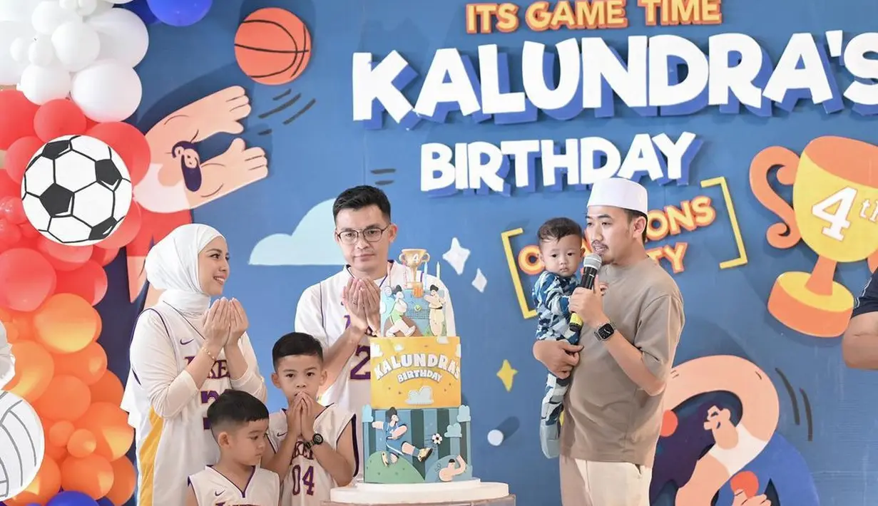 Melalui beberapa unggahan di akun instagramnya, artis yang juga mantan atlet itu membagikan momen perayaan ulang tahun putra keduanya. Tampak hadir ustaz Syam mengendong anaknya membacakan doa. "Makasih banyak doa nya ustad @syam_elmarusy udah ngeluangin waktu," tulis Tya.[Instagram/tya_ariestya]