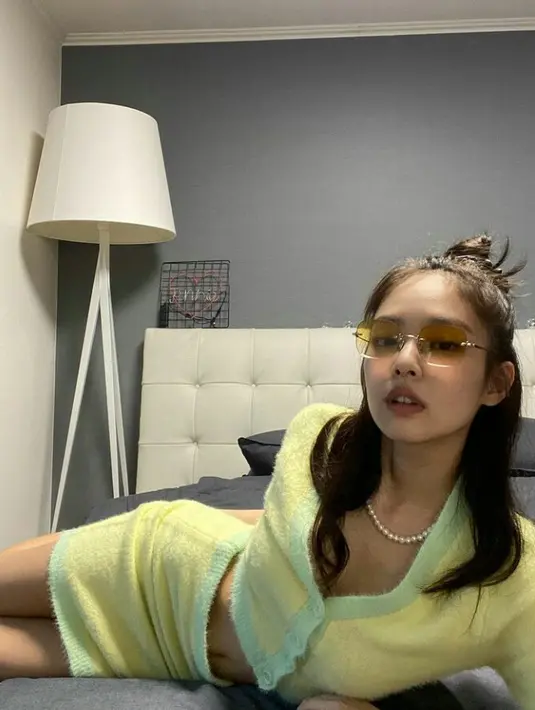 Bikin look makin kece, lengkapi OOTD kamu dengan rectangular frame sunglasses ala Jennie BLACKPINk satu ini. (Instagram/jennierubyjane).