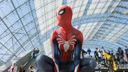 Seorang wanita mengenakan kostum karakter Spiderman berpose saat pameran Manga-Comic-Con di Book Fair Internasional di Leipzig, Jerman (25/3). (AP Photo/Jens Meyer)