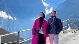 Dalam kesempatan tersebut, Shireen Sungkar dan Teuku Wisnu juga memperlihatkan kemesraan. Hal ini pun disebut-sebut oleh netizen jika keduanya tengah menikmati honeymoon kedua. (Liputan6.com/IG/@shireensungkar)