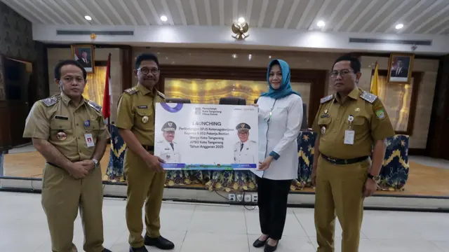 Wali Kota Tangerang, Sachrudin memberikan bantuan jaminan kematian dan kecelakaan kerja terhadap 5.952 pekerja rentan dalam program Perlindungan Sosial, pada Senin (24/3/2025).