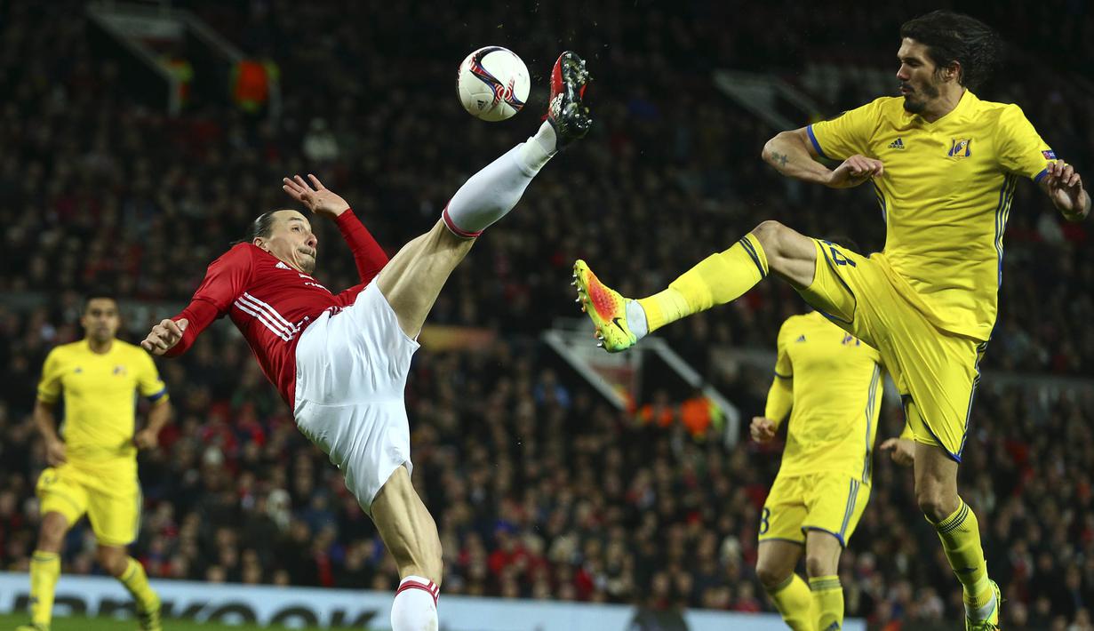 Striker Manchester United, Zlatan Ibrahimovic, berebut bola dengan bek FC Rostov, Cesar Navas. Bermain di kandang MU lebih mendominasi laga, berdasar statistik penguasaan bola mereka mencapai 69 persen. (AP/Dave Thompson)