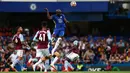 Dua golnya ke gawang Villa membuat Lukaku kini telah mengemas tiga gol dari tiga laga bersama Chelsea musim ini. (Foto: AFP/Adrian Dennis)