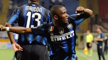 Selebrasi Samuel Eto'o usai mencetak satu gol saat Inter Milan bermain imbang 1-1 melawan AS Roma pada leg kedua semifinal Coppa Italia di Stadio Giuseppe Meazza, 11 Mei 2011. Inter ke final dengan agregat 2-1. AFP PHOTO/OLIVIER MORIN