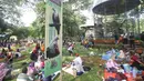 Sejumlah pengunjung menggelar tikar di depan kandang burung saat wisata ke Taman Margasatwa Ragunan, Jakarta, Kamis (7/7). Sampai pukul 15.00 WIB, jumlah pengunjung Ragunan pada hari kedua Lebaran ini sekitar 104.000 orang (Liputan6.com/Immanuel Antonius)