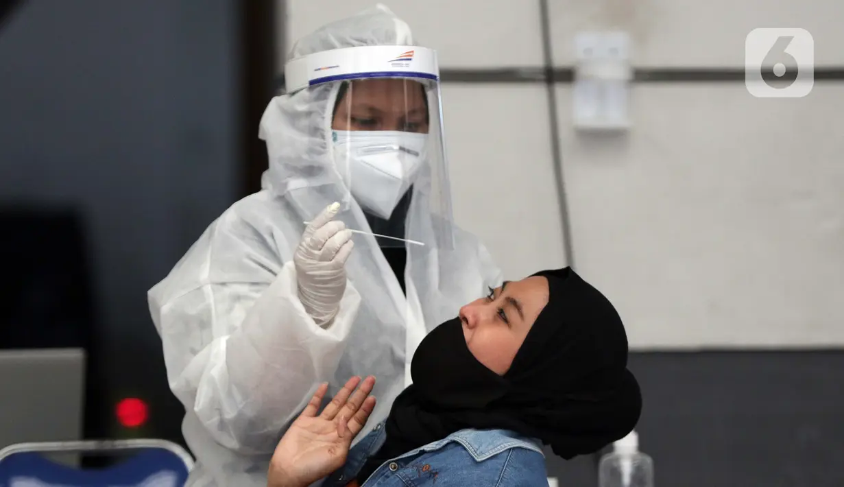 Calon penumpang kereta api jarak jauh melakukan Rapid Test Antigen di area Stasiun Senen Jakarta, Kamis (24/12/2020). Stasiun Pasar Senen menjadi salah satu stasiun yang mulai ramai didatangi calon penumpang kereta api jarak jauh pada masa libur Natal 2020. (Liputan6.com/Helmi Fithriansyah)