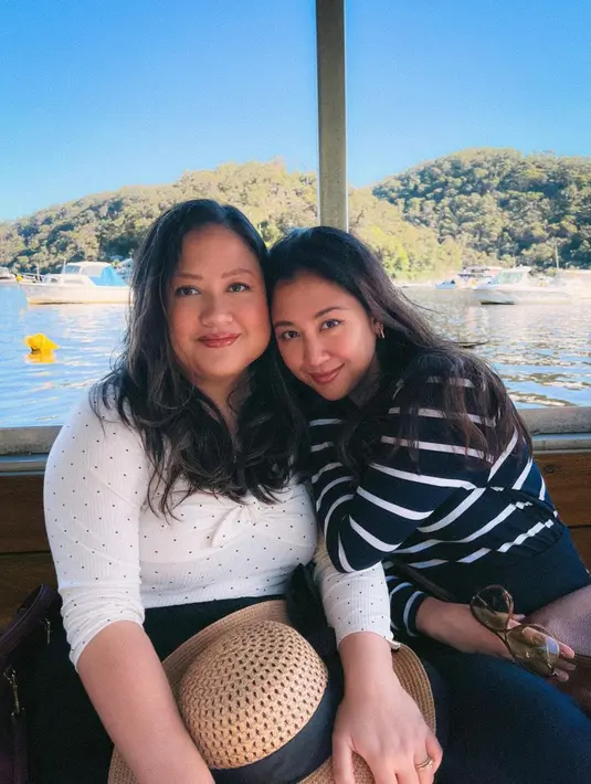 Tak sendiri, Sherina Munaf liburan bersama sang kakak, Vira Munaf dengan busana yang kontras [@sherinamunaf]