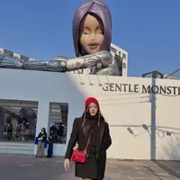 Saat berpose di depan gerai Gentle Monster, penyanyi muda ini tampil modis dengan padu padan outfit serba hitam yang diberi sentuhan merah mencolok sebagai statement look. [@tiaraandini].