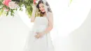 Felicya Angelista tampil serba putih di maternity shoot anak keduanya. Tampil super cantik dengan strapless dress putih penuh bordir yang cantik, penampilan Felicya disempurnakan dengan penutup kepala transparan bak pengantin. [Foto: Instagram/fdphotography90]