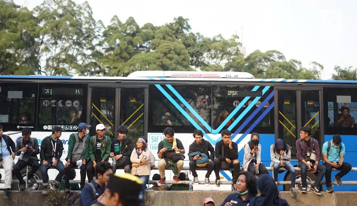 Massa dari Badan Eksekutif Mahasiswa Seluruh Indonesia (BEM SI) berunjuk rasa di sekitar gedung DPR RI, Jakarta, Selasa (1/10/2019). BEM SI menuntut pemenuhan hak asasi manusia, restorasi pelaksanaan reforma agraria serta perlindungan sumber daya alam. (Liputan6.com/Immanuel Antonius)