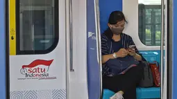 Calon penumpang mengenakan masker saat menggunakan kereta Moda Raya Terpadu (MRT) di Jakarta, Senin (6/4/2020). PT MRT Jakarta tak akan menerima penumpang tanpa menggunakan masker seusai seruan Gubernur DKI Anies Baswedan untuk mencegah penyebaran virus Corona (Liputan6.com/Herman Zakharia)