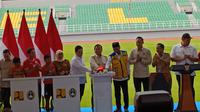 Presiden Prabowo Subianto meresmikan 17 stadion yang telah rampung direnovasi Kementerian Pekerjaan Umum dan Perumahan Rakyat (PUPR) di Gelora Delta, Sidoarjo, Senin (17/3/2025) sore WIB. (Bola.com/Wahyu Pratama)