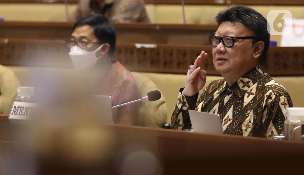 MenPAN-RB Tjahjo Kumolo mengikuti rapat kerja bersama Komisi II DPR di Komplek Parlemen, Jakarta, Kamis (8/4/2021). Dalam rapat tersebut membahas mengenai pandangan pemerintah atas penjelasan DPR terkait RUU tentang ASN serta pembentukan Panja RUU tersebut. (Liputan6.com/Angga Yuniar)