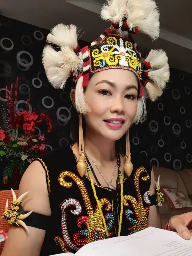 Viral Guru Pakai Pakaian Daerah Setiap Mengajar Online, Ini 6 Potretnya