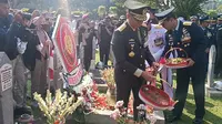 Panglima TNI Jenderal Agus Subiyanto ziarah ke makam pahlawan di Taman Makam Pahlawan Kalibata, Jakarta Selatan. (Tim Merdeka).