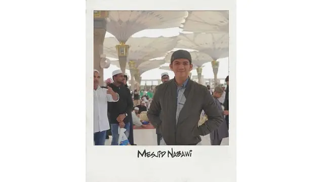 Momen Ridho berfoto di pelataran Masjid Nabawi, tersenyum manis.
