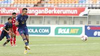 Pemain Persela Lamongan, Melvyn Lorenzen menendang bola dari titik pinalti yang membuahkan gol ke gawang Persik Kediri dalam laga Grup C Piala Menpora 2021 di Stadion Si Jalak Harupat, Bandung, Rabu (7/4/2021). (Bola.com/Ikhwan Yanuar)