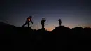 Beberapa pengungsi muda Palestina bermain di reruntuhan bangunan yang hancur di kamp pengungsi Bureij di Jalur Gaza tengah pada 15 Februari 2026. Cahaya lentera Ramadan mulai menerangi malam di kamp-kamp pengungsian warga Palestina di Gaza. (Eyad Baba/AFP)