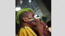 Seorang bocah tampak tidak tega melihat kekalahan David Luiz dkk setelah gawang Brasil kebobolan pada babak semifinal Piala Dunia 2014 melawan Jerman, Selasa (8/7/14). (REUTERS/Nacho Doce) 