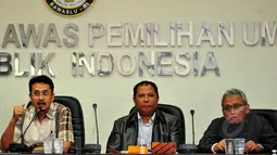 Anggota Komisi II DPR RI, Arif Wibowo bersama Pimpinan Bawaslu, Narsullah dan Komisioner KPU, Ferry Kurniawan Riziyansyah (kanan kek kiri) saat menghadiri diskusi di Gedung Bawaslu, Jakarta, Jumat (21/5/2015). (Liputan6.com/Yoppy Renato)