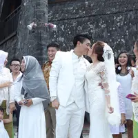 Kabar bahagia dari musisi Ifan Seventeen. Ifan resmi mempersunting Dylan Sahara. Keduanya resmi menikah hari ini, Rabu (2/11/2016) di Putri Duyung Ancol, Jakarta Barat. (Galih W. Satria/Bintang.com)