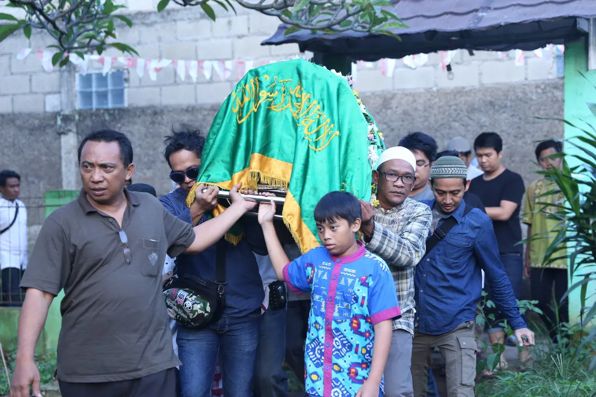 [Bintang] Pemakaman Anak Komeng
