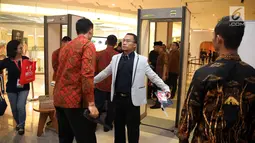 Petugas memeriksa tamu undangan yang akan mengikuti acara 4th Congress of Indonesian Diaspora di Kota Kasablanka, Jakarta, Sabtu (1/7). (Liputan6.com/Johan Tallo)
