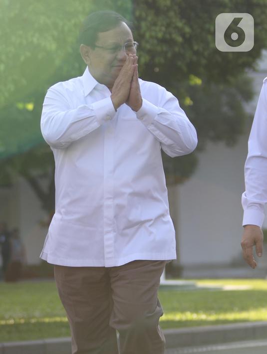 Ketua Umum Partai Gerindra Prabowo Subianto berjalan memasuki kompleks Istana Kepresidenan, Jakarta, Senin (21/10/2019).  Prabowo Subianto tiba di Istana di tengah suasana pengumuman calon menteri kabinet Presiden Joko Widodo atau Jokowi. (Liputan6.com/Angga Yuniar)