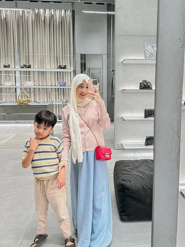 6 Potret Penampilan Larissa Chou Ini Dikritik, Disebut Tidak Syari Lagi