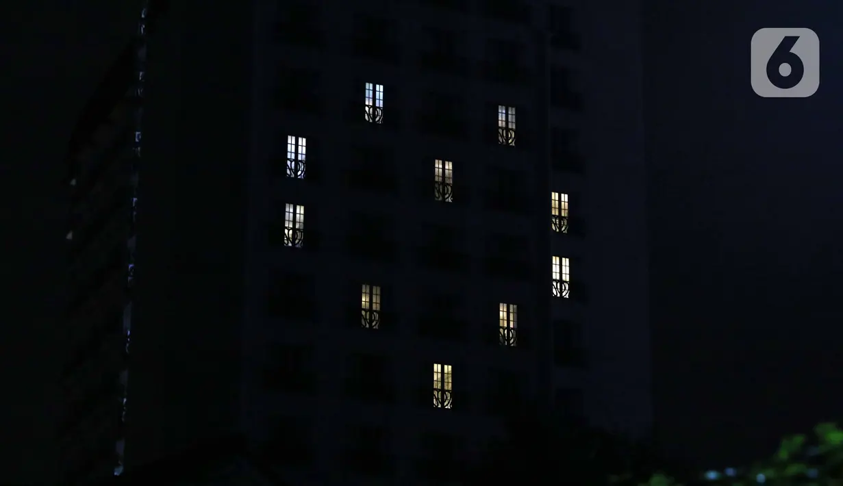 Salah satu hotel di kawasan Jalan Otista Kota Bogor menyalakan sebagian lampu kamarnya hingga membentuk gambar hati, Jumat (10/4/2020). Gambar hati ini bentuk solidaritas keprihatinan sejumlah hotel di Indonesia atas pandemi Covid-19. (Liputan6.com/Helmi Fithriansyah)