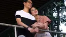 Raisa sendiri mengaku sangat gugup ketika berkasih mesra dengan Afgan. Beruntungnya, mereka selama ini sudah sering menjalani duet di atas panggung. (Nurwahyunan/Bintang.com)