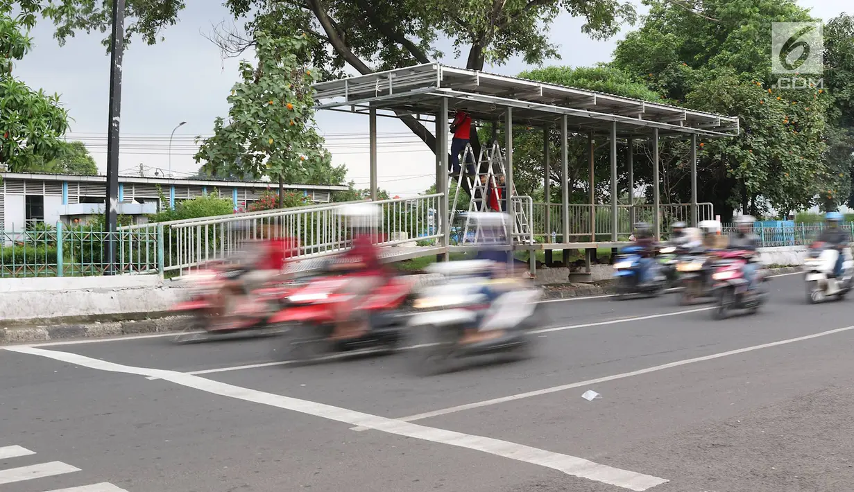 Kondisi lalu lintas sekitar halte Transjakarta yang sedang dibangun di kawasan Kampung Rambutan, Jakarta, Jumat (1/3). Pembuatan halte tersebut bertujuan mempermudah warga untuk mengakses bus Transjakarta. (Liputan6.com/Immanuel Antonius)