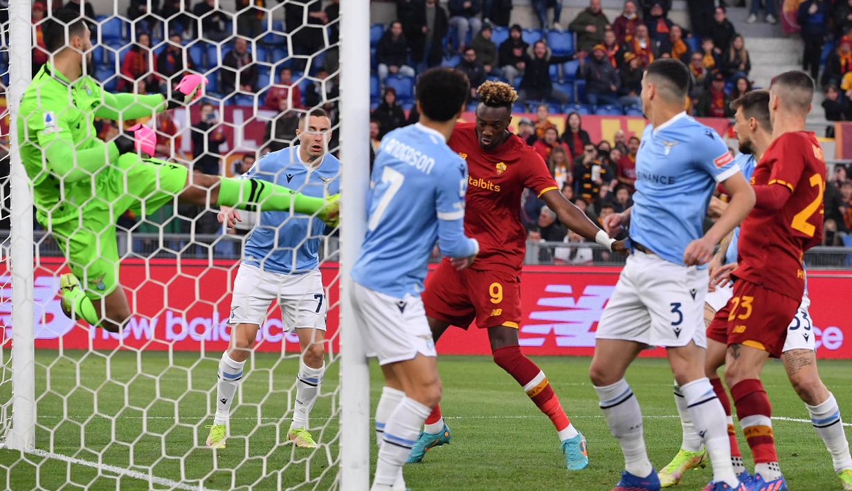 Dimainkan di Stadio Olimpico, pertandingan sudah berjalan berat sebelah sejak awal. Tammy Abraham membuat kejutan dengan mencetak gol dari serangan pertama di menit ke-1. (AFP/Tiziana Fabi)