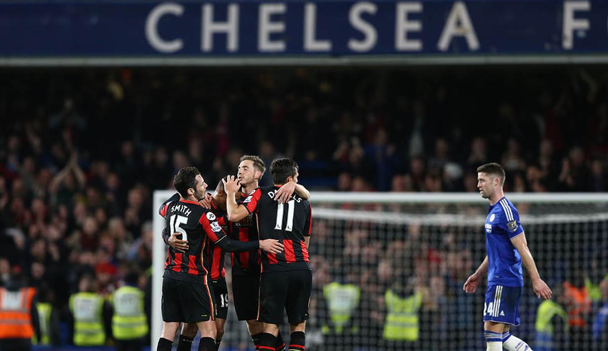 Para pemain Bournemouth merayakan gol ke gawang Chelsea pada laga Liga Premier Inggris di Stadion Stamford Bridge, Inggris, Sabtu (5/12/2015). (AFP Photo/Justin Tallis)