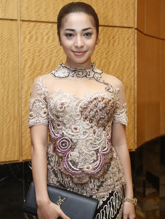 Kali ini Nikita tampil dengan kebaya berwarna coklat yang memberi kesan elegan. Jarik yang dikenakannya juga senada dengan kebaya. Gaya kebaya Nikita ini bisa jadi inspirasi untuk pergi kondangan atau acara formal lainnya. (KapanLagi.com/Muhammad Akrom Sukarya)