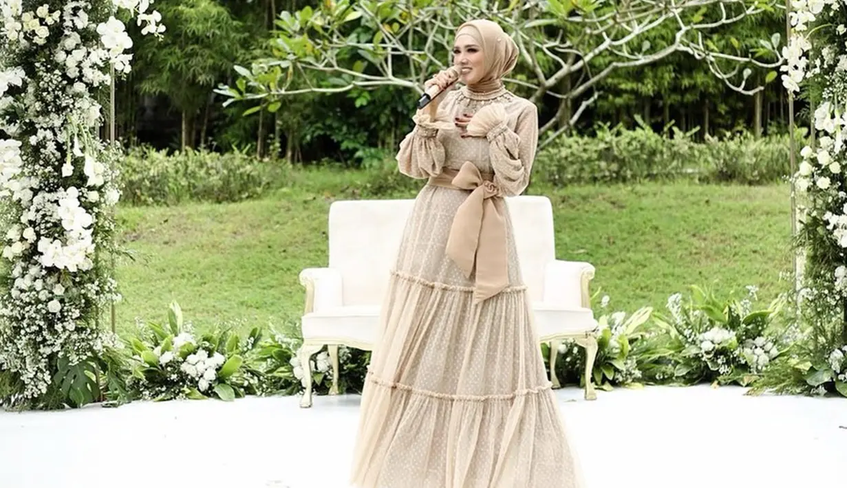 Mulan Jameela sendiri memang cukup sering tampil dengan gamis di berbagai kesempatan. Bahkan, saat menghadiri acara, penampilan istri Ahmad Dhani ini terlihat menawan. (Liputan6.com/IG/@mulanjameela1)