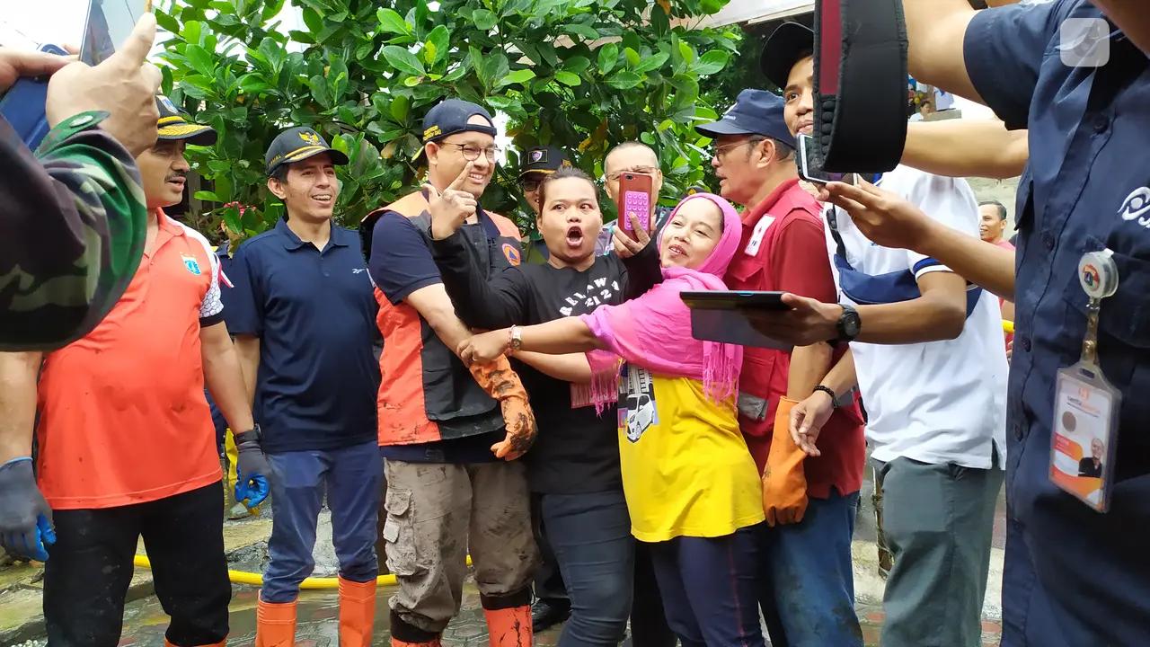 Gubernur DKI Jakarta Anies Baswedan ikut kerja bakti usai banjir di Makassar Jakarta Timur.