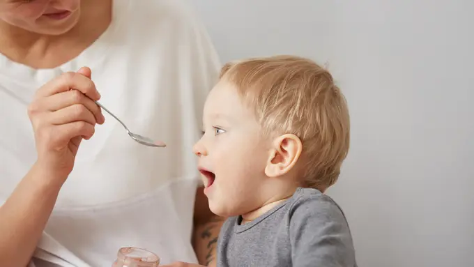 Kapan Bayi Boleh Makan Yogurt? Ini Usia yang Dianjurkan dan Aturan Aman Memberikannya