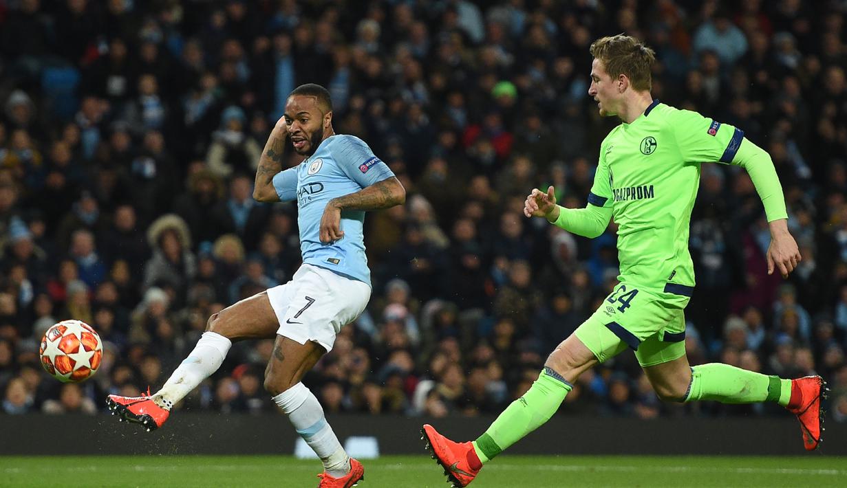 Aksi Raheem Sterling pada leg kedua, babak 16 besar Liga Champions yang berlangsung di Stadion Etihad, Manchester, Rabu (13/3). Man City menang 7-0 atas Schalke. (AFP/Oli Scarff)