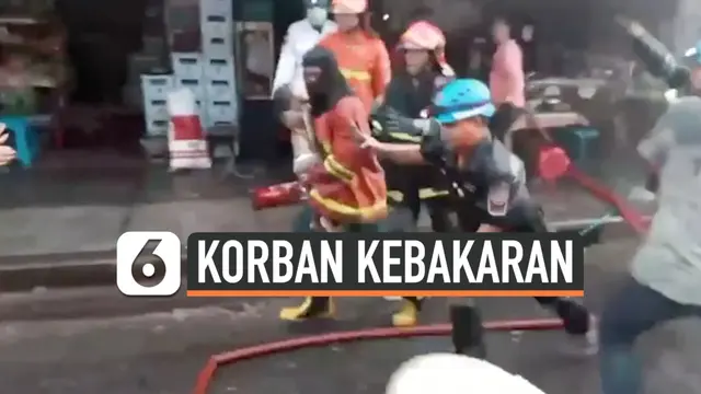 VIDEO: Aksi Heroik Petugas Damkar Gendong Balita Korban Kebakaran