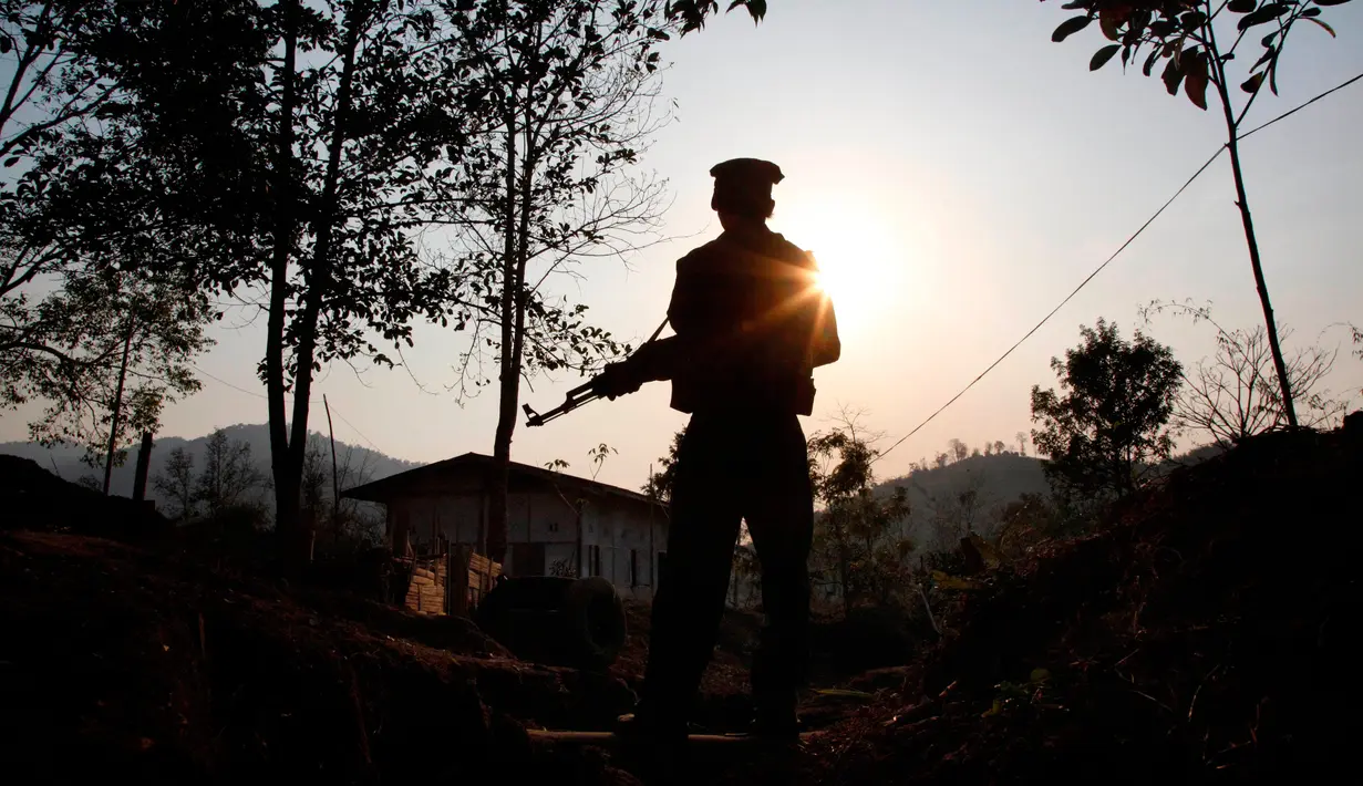 Seorang Tentara Kemerdekaan Kachin berjaga di Lawa Yang, di luar Laiza, negara bagian Kachin, Myanmar, 20 Maret 2018. Konflik Kachin menjadi salah satu konflik terlama di bumi. (AP Photo/Esther Htusan)