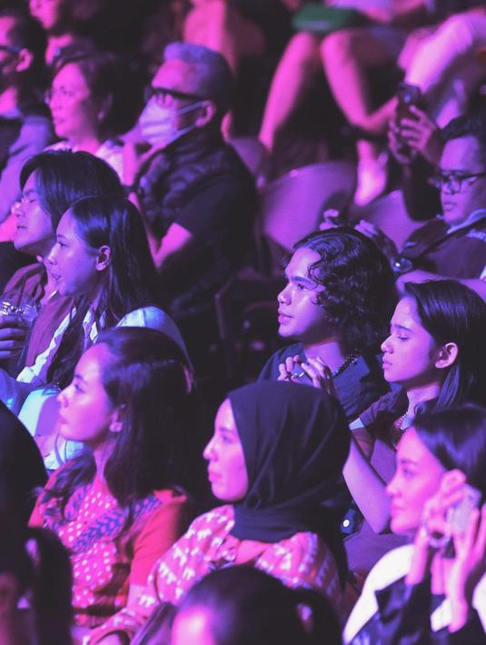 Tak ikut bermain di atas panggung, Dul Jaelani tetap hadir. Ia bersama Tissa Biani duduk di bangku penonton. (Foto: Instagram/@duljaelani)
